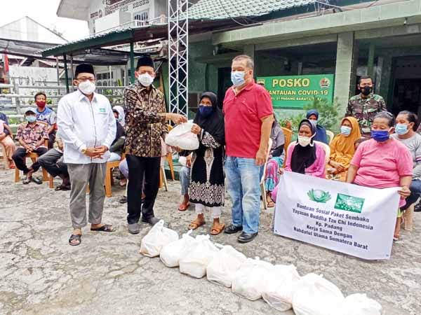 Ringankan Beban Warga Kurang Mampu, PWNU Sumbar dan Buddha Tzu Chi Distribusikan Paket Sembako Ramadan 1 BAGI SEMBAKO— Pengurus Wilayah Nahdlatul Ulama Sumatera Barat (PWNU-Sumbar) bersama Yayasan Buddha Tzu Chi membagikan paket sembako kepada warga kurang mampu, salah satunya yang terpusat di Posko pemantauan Covid-19 di Koramil 01/Padang Barat-Utara, Jumat (7/5/).