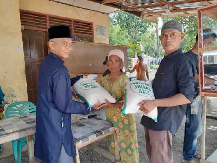 SALURKAN—Ketua Yayasan Al-Aziz, Dedi Salim saat menyalurkan zakat kepada masyarakat di Nagari Kudu Gantiang Barat, Padangpariaman, Jumat (7/5).