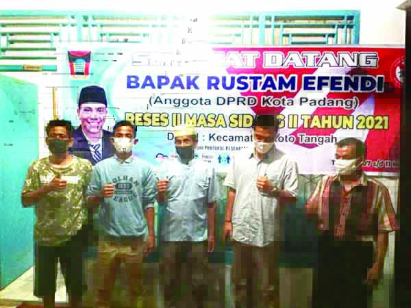 RESES II MASA SIDANG— Anggota DPRD Padang Rustam effendi berfoto bersama dengan RT 02 RW 06 Kelurahan Batipuh Panjang, saat reses II masa siadang, Sabtu (8/5).
