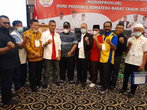 FOTO BERSAMA—Agus Suardi foto bersama usai terpilih jadi Ketua KONI Sumbar secara aklamasi dalam Musorprovlub.