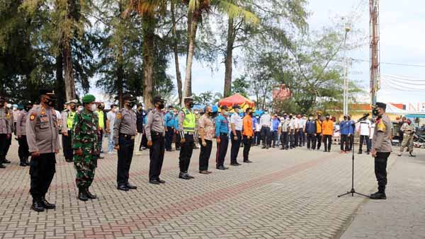 ARAHAN—Kapolres Kota Pariaman AKBP.Deni Rendra Laksmana saat apel pagi memberikan arahan kepada anggota.