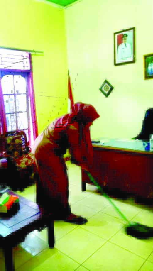 BERSIH KANTOR— Mengawali masuk kerja perdana, perangkat Pemnag Batu Kambing gelar aksi bersih-bersih kantor.