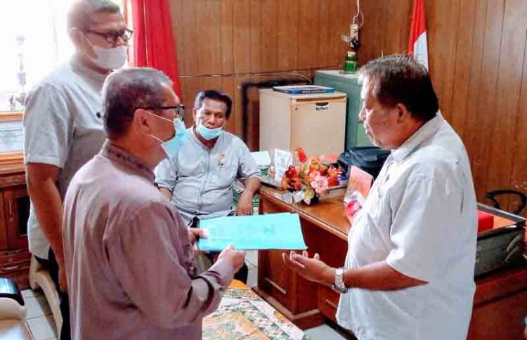 Di Tengah Pandemi Covid-19 Menerpa, Kadis Nakerin Berikan Semangat pada Pengurus 1 SERAHKAN BUKU— Ketua Koperbam Chandra serahkan buku program kerja kepada Kadis Nakerin Padang Suardi saat kunjungannya kemarin.