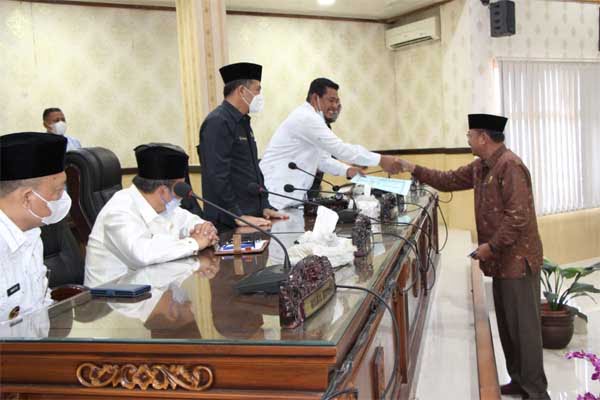 PANDANGAN FRAKSI— DPRD Agam memberikan pandangan dalam rapat paripurna terhadap Ranperda perubahan  Perda tentang RTRW.