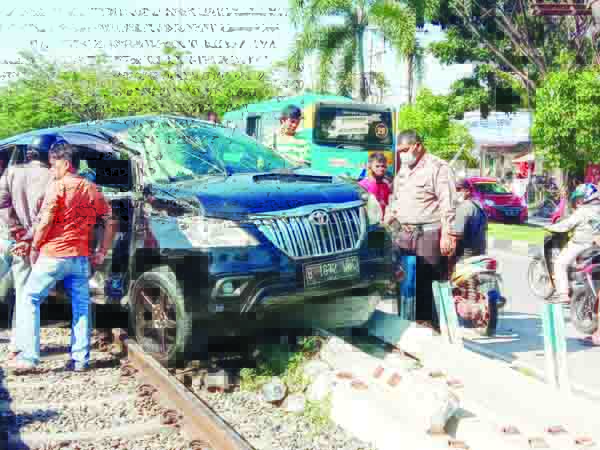 DITABRAK KA-Sebuah mobil Kijang Innova terlibat kecelakaan di Simpang Rumah Potong, Lubukbuaya, Kototangah, Minggu (2/7) pagi. Akibatnya, mobil rusak akibat tertabrak dan terseret 10 meter.