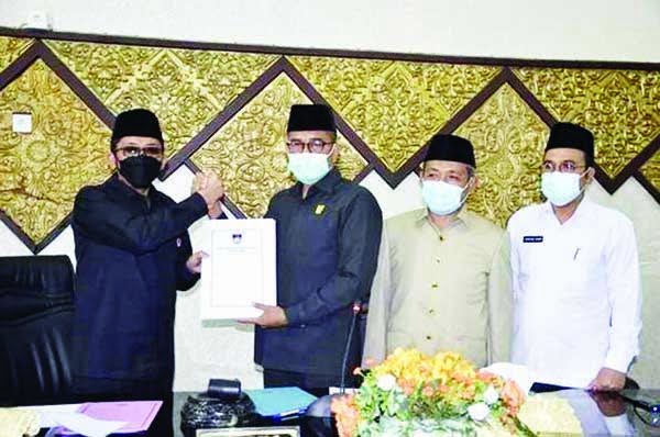 DPRD Gelar Paripurna Tutup Masa Sidang I dan Buka Masa Sidang II tahun 2021 1 Ketua DPRD Padang Syafrial Kani menyerahkan laporan hasil reses masa sidang DPRD Kota Padang tahun 2020 kepada Walikota Padang Hendri Septa didampingi Wakil Ketua DPRD Padang Arnedi Yarmen dan Sekretaris DPRD Padang Hendrizal Azhar.