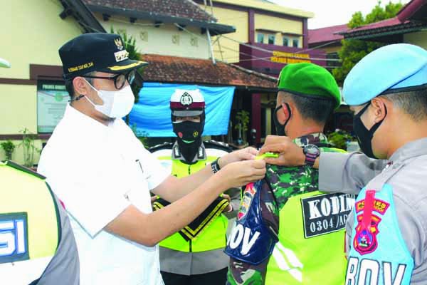 PASANGKAN PITA— Wali Kota Bukittinggi Erman Safar memasangkan pita tanda dimulainya Operasi Ketupat 2021 untuk menghadapi pengamanan  libur Lebaran 1442 Hijriah.