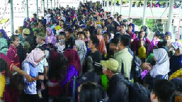 BERDESAKAN—Terlihat ratusan pemudik terjebak berdesakan setelah sampai di Penyeberangan Bakauheni, Lampung untuk selanjutnya menuju tujuan masing masing.