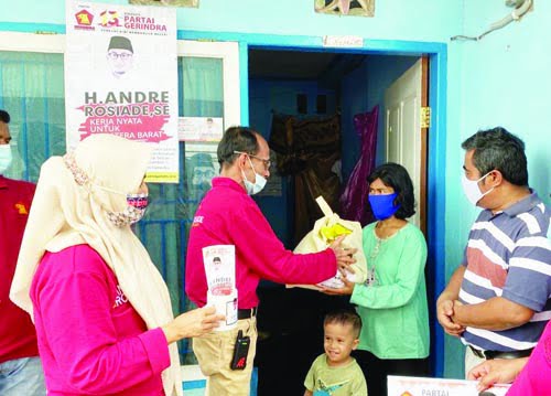 Andre Rosiade Bagikan Sembako untuk Warga Sawahan Timur 1 BANTUAN SEMBAKO— Wakil Ketua DPD Partai Gerindra Anif Bakri menyerahkan sembako dari Andre Rosiade untuk warga Sawahan Timur, Padang Timur.
