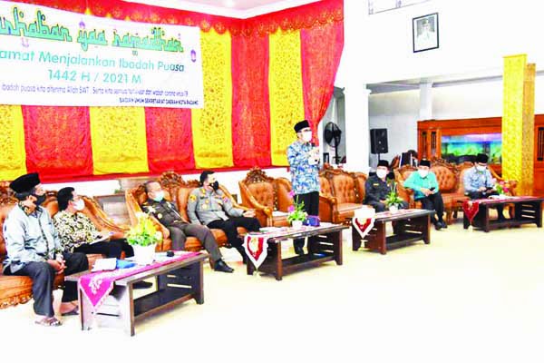 RAPAT BERSAMA— Wali Kota Padang Hendri Septa mengikuti Rapat Bersama Forum Koordinasi Pimpinan Daerah (Forkopimda) Kota Padang, di Palanta Rumah Dinas Wali Kota Padang, Selasa (4/5).