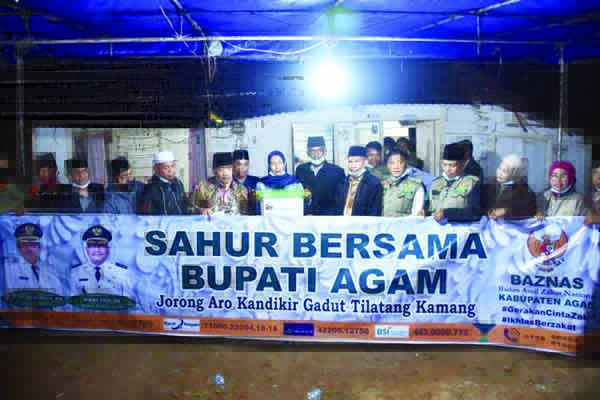SAHUR BARENG— Bupati Agam  Andri Warman sahur bareng di rumah warga miiskin,  sekaligus salurkan paket sembako dan bantuan bedah rumah.