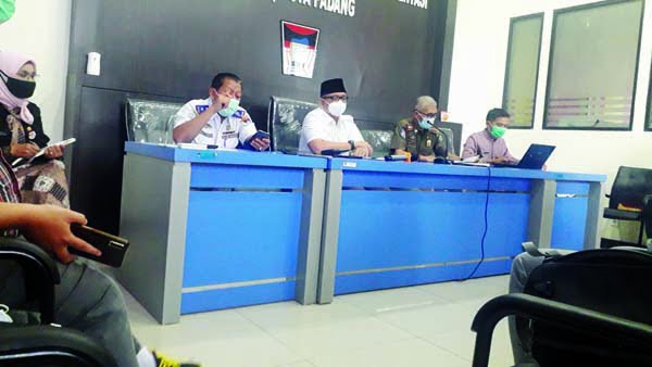 KETERANGAN PERS— Kepala Disdag Padang Andree Algamar memberikan keterangan pers tentang pengawasan terhadap mall jelang Lebaran 1442 Hijriah, kemarin.