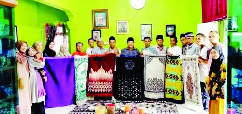 SAJADAH— Sebagai upaya mengantisipasi penyebaran Covid-19,  Pemnag Pasie laweh menggelar program 1.000 sajadah.
