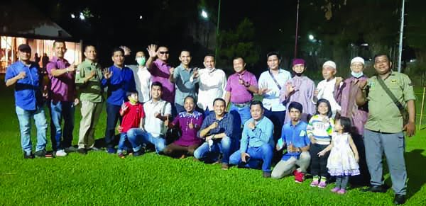 FOTO BERSAMA— Ketua Ikatan Keluarga Wilayah Lengayang (IKWAL) DKI Jakarta dan Sekitarnya, Kolonel CKM Ardijon, SH, MSi foto bersama.