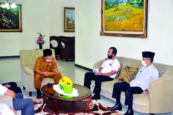 KUNJUNGAN KETUA KONI— Bupati Agam Andri Warman menerima kunjungan Ketua KONI  Zarfinus.