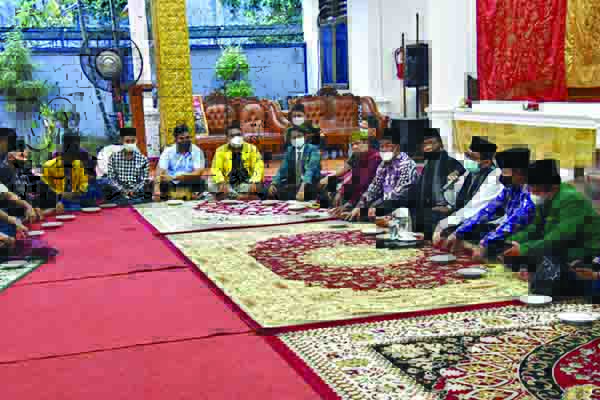 BUKA BERSAMA ORMAS— Wali Kota Padang Hendri Septa berbuka bersama pengurus Ormas se-Kota Padang, di Palanta Rumah Dinas Wali Kota Padang, Minggu (2/5).