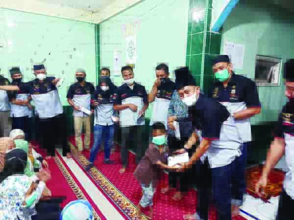 BANTUAN TALI ASIH— Kumendan Teruci Chaprendang Sumbar Dedy Satria Asmon menyerahkan tali asih kepada anak yatim.