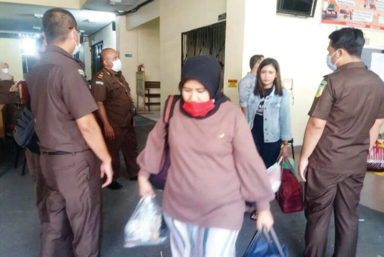 EMINDAHAN TAHANAN— Para tahanan yang dipindahkan ke Rumah Tahanan negara Anak Aia, menjalani pemeriksaan rapid tes di Kejaksaan Negeri Padang.