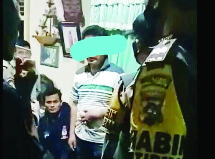 Mendadak Pulang karena Batal Narik, Sopir Travel Pergoki Istri Berduaan dengan Oknum ASN 1 Polisi bersama warga mengamankan oknum ASN yang kepergok berduaan dengan istri sopir travel di Kelurahan Sawah Padang Aua Kuniang, Kecamatan Payakumbuh Selatan.