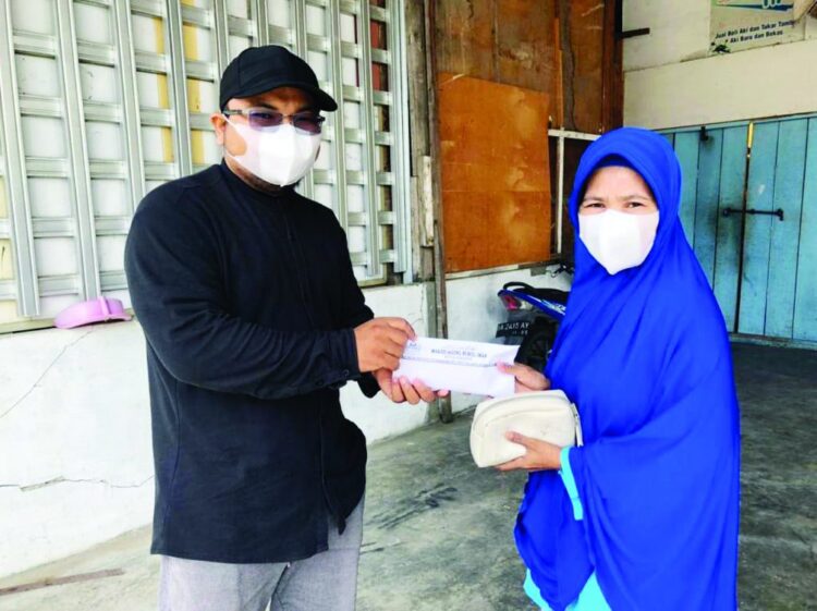 Pengurus Masjid Agung Nurul Iman Padang Ahmad Lidra menyerahkan dana untuk penerima beasiswa Pendidikan.