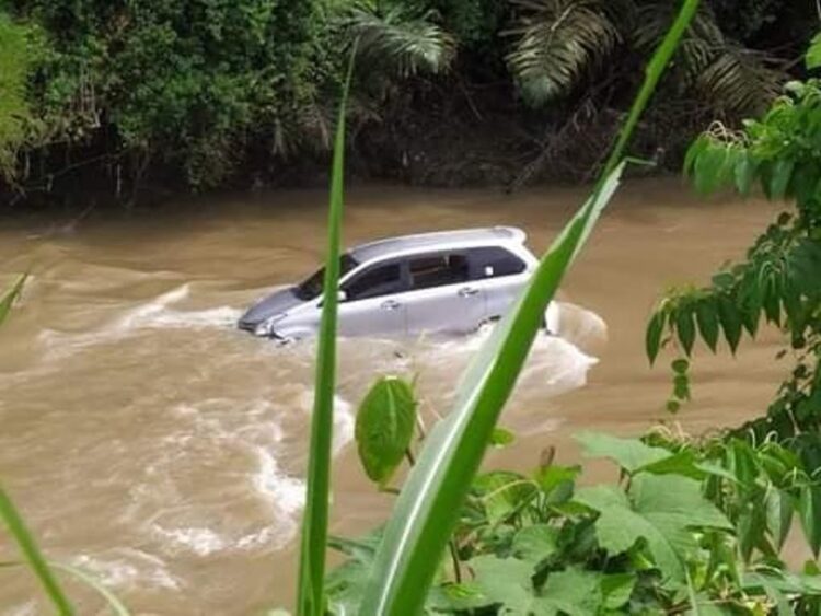 MOBIL TERJUN— Kondisi mobil Toyota Avanza yang terjun ke sungai gara-gara menghindari tumpukan pasir.