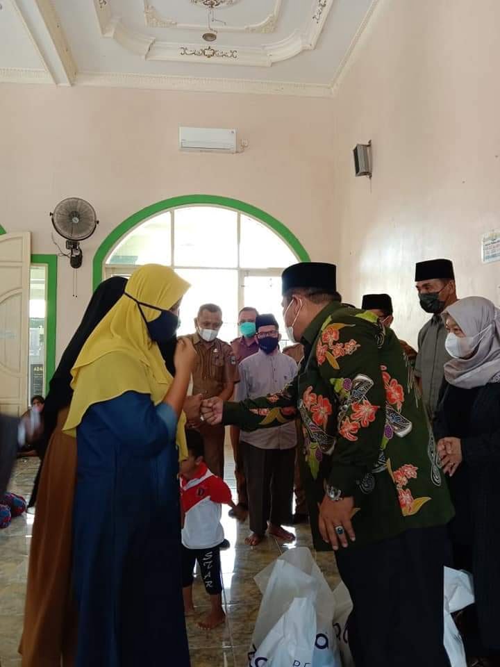 Suhatri Bur Bagikan Paket Lebaran pada Masyarakat 1 Bagikan Paket Lebaran Kepada Masayarakt