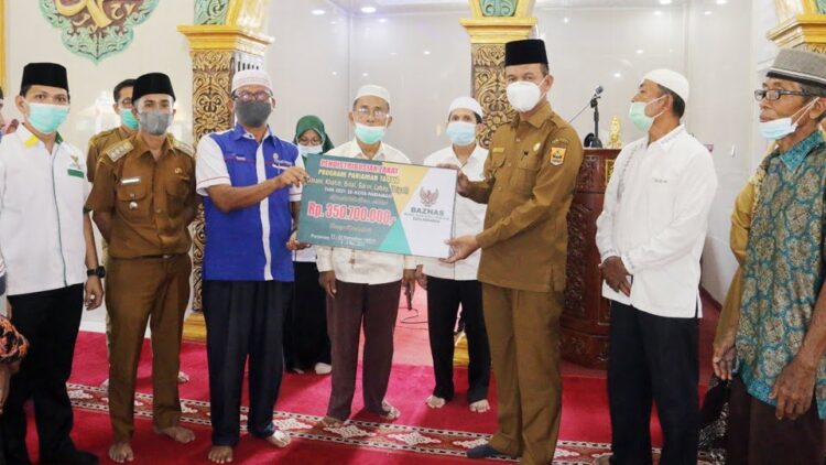BAGIKAN ZAKAT— Wako Pariaman Genius Umar membagikan zakat untuk untuk 311 orang Mustahiq.