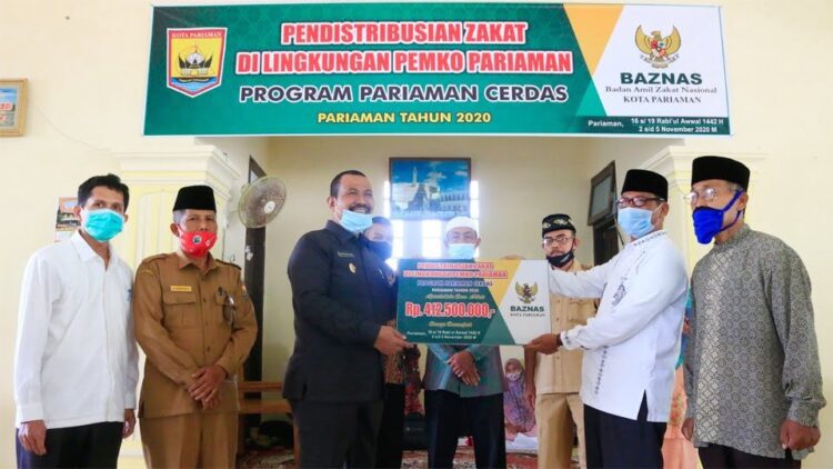 SERAHKAN ZAKAT— Wali Kota Pariaman H Genius Umar didampingi Wawako Mardison Mahyuddin dan Baznas serahkan zakat ”Pariaman Taqwa”.
