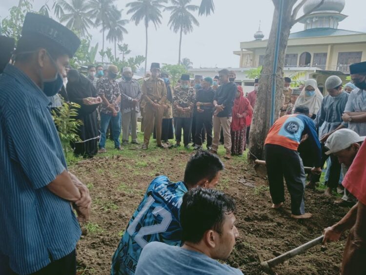 Pemilik Toko Pustaka dan Percetakan Hizra Payakumbuh Berpulang 1 PEMAKAMAN— Bupati Lima Puluh Kota Safaruddin Dt.Bandro Rajo saat menghadiri prosesi pemakaman.