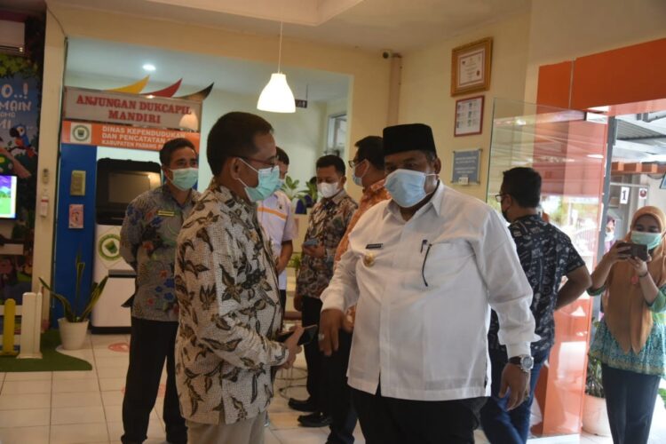 ARAHAN—Bupati Padangpariaman Suhatri Bur saat memberikan arahan kepada Kepala Disdukcapil Muhammad Fadhly di Prisma Room.