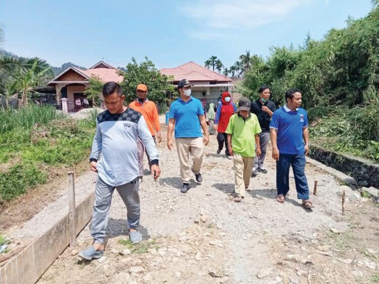 LOKASI MANGUNGGAL BBGRM— Camat Padang Selatan Teddy Antonius bersama  Lurah Rawang Ahmad Yani Ketua LPM Kelurahan Rawang Yosrizal meninjau lokasi Manunggal BBGRM.