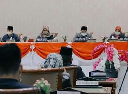 PIMPIN RAPAT— Rapat Paripurna DPRD Sawahlunto yang dipimpin Ketua DPRD Sawahlunto Eka Wahyu.