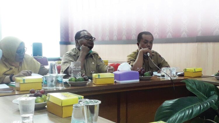 KETERANGAN PERS— Sekretaris Disdik Kota Padang Danti Arvan dan Kabid Dikdas Syafrizal memberikan keterangan pers terkait penerimaan siswa baru tahun jaran 2021/2022, beberapa waktu lalu.