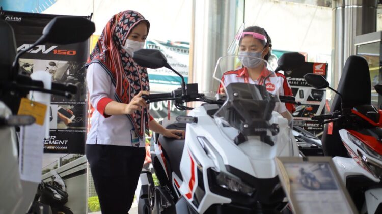 Menara Agung Promo Honda ADV150, Setiap Pembelian, Dapat Cashback Rp1,1 Juta bagi Masyarakat Sumatra Barat 1 JELASKAN FITUR-Sales Marekting PT Menara Agung menjelaskan fitur-fitur yang disematkan di New Honda ADV150 kepada konsumen.