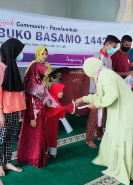 SERAHKAN SANTUNAN— Pengurus Shafiyyah Community Zakiati Salma serahkan santunan di  Masjid Al-Bahri Jalan Tan Malaka Kawasan Tarok, Minggu (2/5).