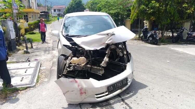 RINGSEK— Sebuah mobil ringsek usai ditabrak KA Sibinuang di Simpang Monang, Lubukbuaya, Kototangah, Padang, Selasa (4/5) siang.
