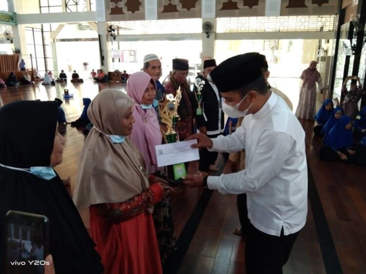 Wakil Walikota Solok Rahmadhani Kirana Putra menyerahkan hadiah bagi peserta lomba Nurul Quran.