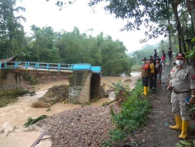 Banjir dan Tanah Longsor Terjang 3 Kecamatan 1 BENCANA— Kondisi jembatan Kampung Baru yang hanyut akibat sungai meluap. Sementara di Nagari Muari Paiti, Kecamatan Kapur IX, satu unit dam truk terjebak di jalan yang terban.