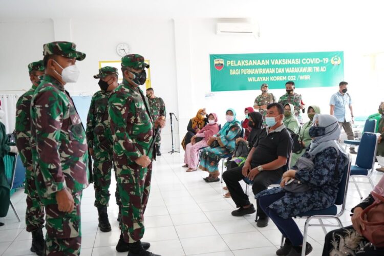 VAKSINASI VETERAN— Komandan Korem 032/Wbr Brigjen TNI Arief Gajah Mada, meninjau pelaksanaan vaksinasi kepada purnawirawan, veteran, warakawuri dan juga ibu Persit dan keluarga di RST TK III Reksodiwiryo, Kota Padang, Rabu (19/5).