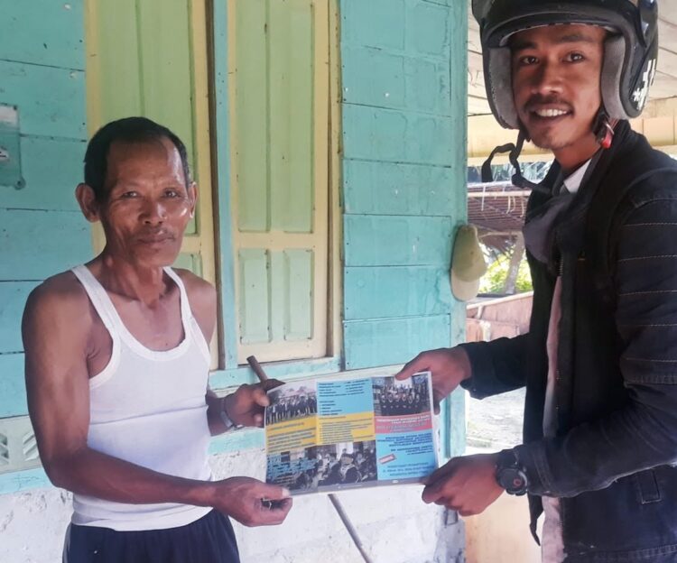 Kuliah Gratis di AK Mentawai Direspon Baik Masyarakat 1 OSIALISASI— Erik Virmando, Humas AK sekaligus dosen saat soalisasi kepada masyarakkat.