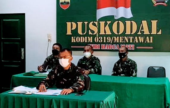 VIDCON—Dandim 0319/Mentawai, Letkol Czi. Bagus Mardyanto melakukan vidcon pembahasan Covid-19.