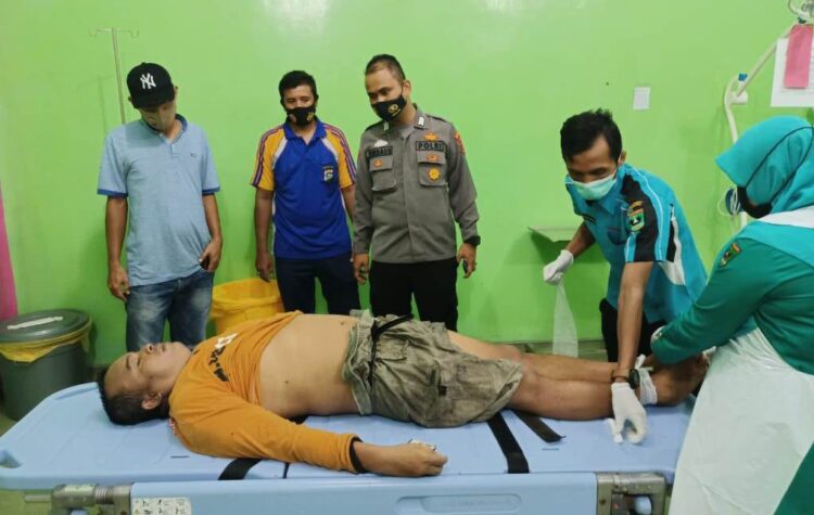 TERBUJUR KAKU— Korban Wasri (40) terbujur kaku di rumah sakit 
setelah ditemukan tenggelam 
di Pantai Talao.