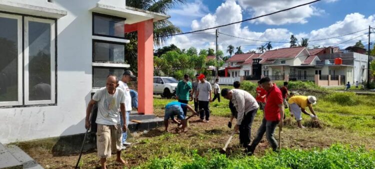 GORO BERSIHKAN RUMAH— Ketua DPRD Padang Syafrial Kani ikut gotong royong bersama warga membersihkan rumah yang akan dijadikan Taman Tahfiz, di Palarik Kelurahan Aia Pacah, Kecamatan Kototangah, Minggu (30/5).