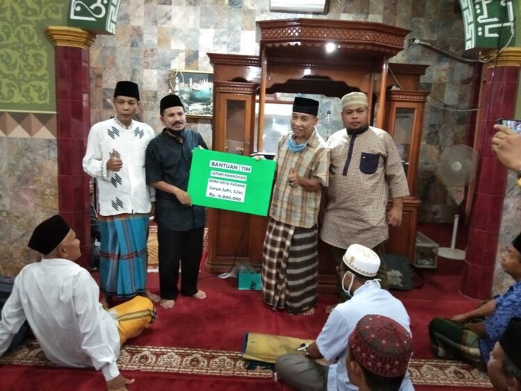 Surya Jufri Sapa Jamaah di Masjid Al Kautsar 1 SERAHKAN BANTUAN— Anggota DPRD Padang, Surya Jufri menyerahkan bantuan senilai Rp15 juta untuk pembangunan Masjid Al Kautsar, Kelurahan Bandabuek, Kecamatan Lubukkilangan, Sabtu (1/5).
