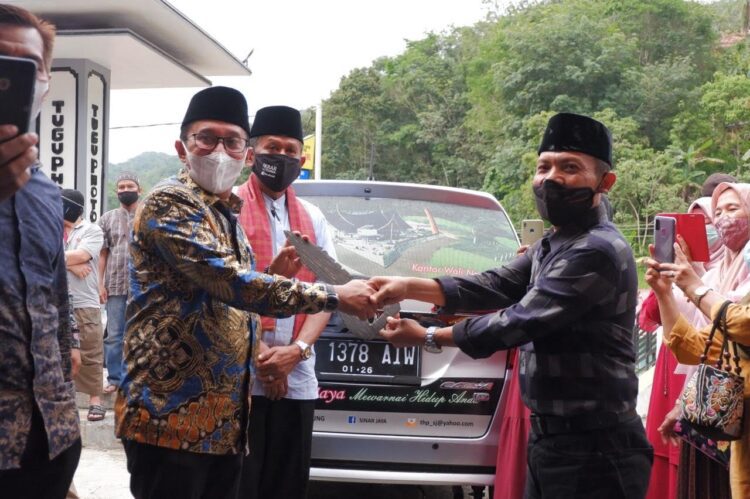 Iwatar Hibahkan Mobil