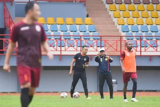 ASISTEN—Jafri Sastra menunjuk Julian Syahreva Putra Ranah Pasisie Pessel sebagai Asisten Pelatih di Muba Babel United (MBU).