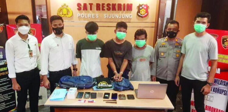 KUPAK RUMAH-Satreskrim Polres Sijunjung mengamankan dua pelaku pencurian spesialis kupak rumah dan satu pelaku penadah barang curian, Kamis (20/5).