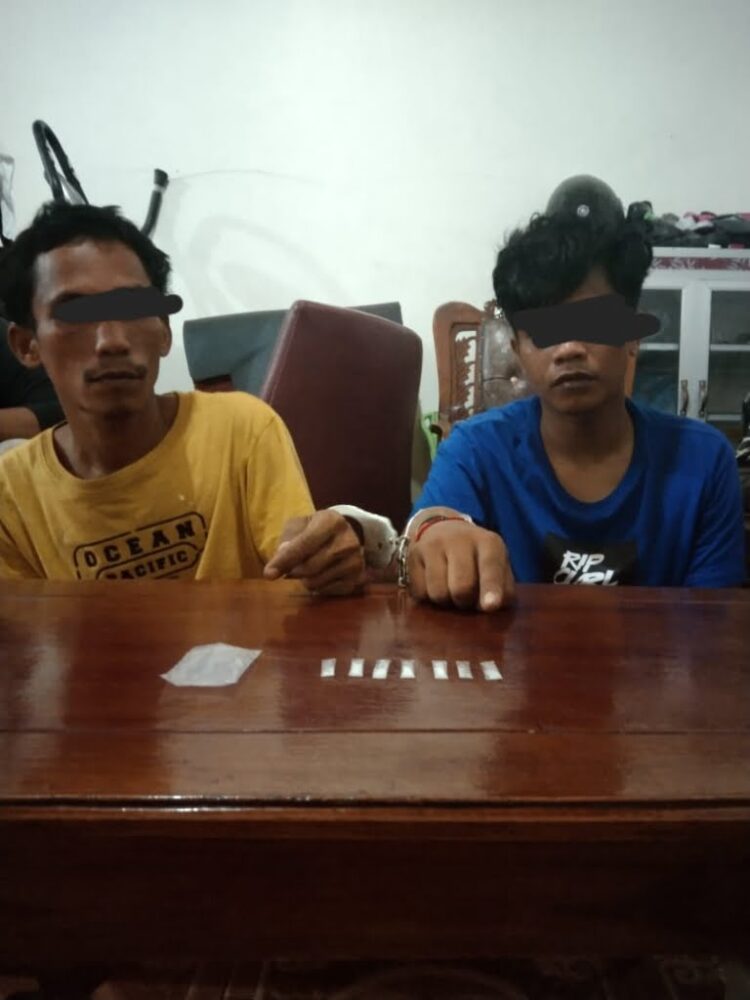 PENGEDAR DITANGKAP— Pelaku R dan IG ditangkap jajaran Satresnarkoba Polres Pessel dengan barang bukti tujuh paket narkoba jenis sabu.