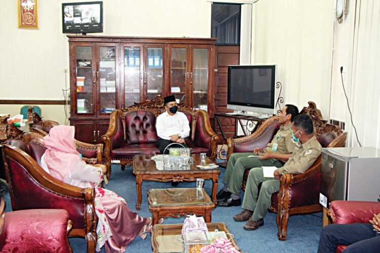 Ketua DPRD Terima Kunjungan Kasiwil I BKSDA Sumbar, Antisipasi Konflik Manusia dengan Satwa Liar 1 Ketua DPRD Agam Novi Irwan menerima kunjungan Kepala Seksi Wilayah I BKSDA Sumbar di ruang kerjanya, membahas masalah konflik manusia dengan satwa liar di daerah Agam.