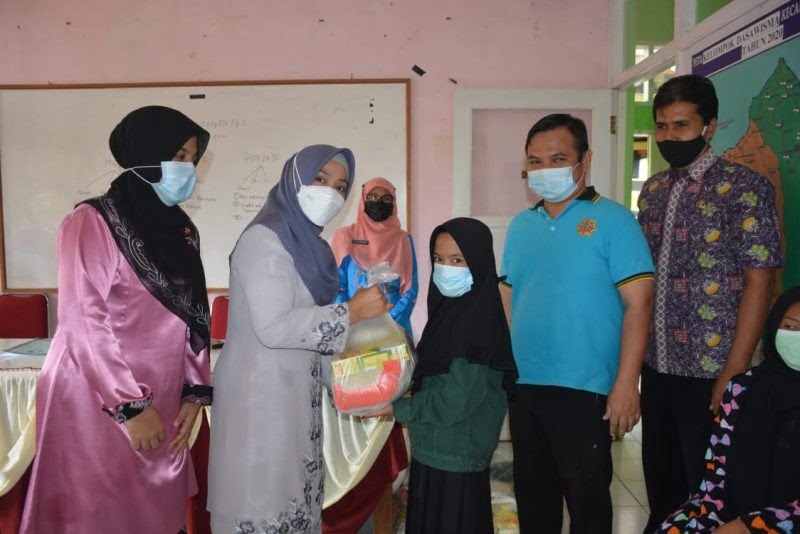 Ketua LKKS Agam Salurkan 30 Paket Sembako Untuk Anak Yatim